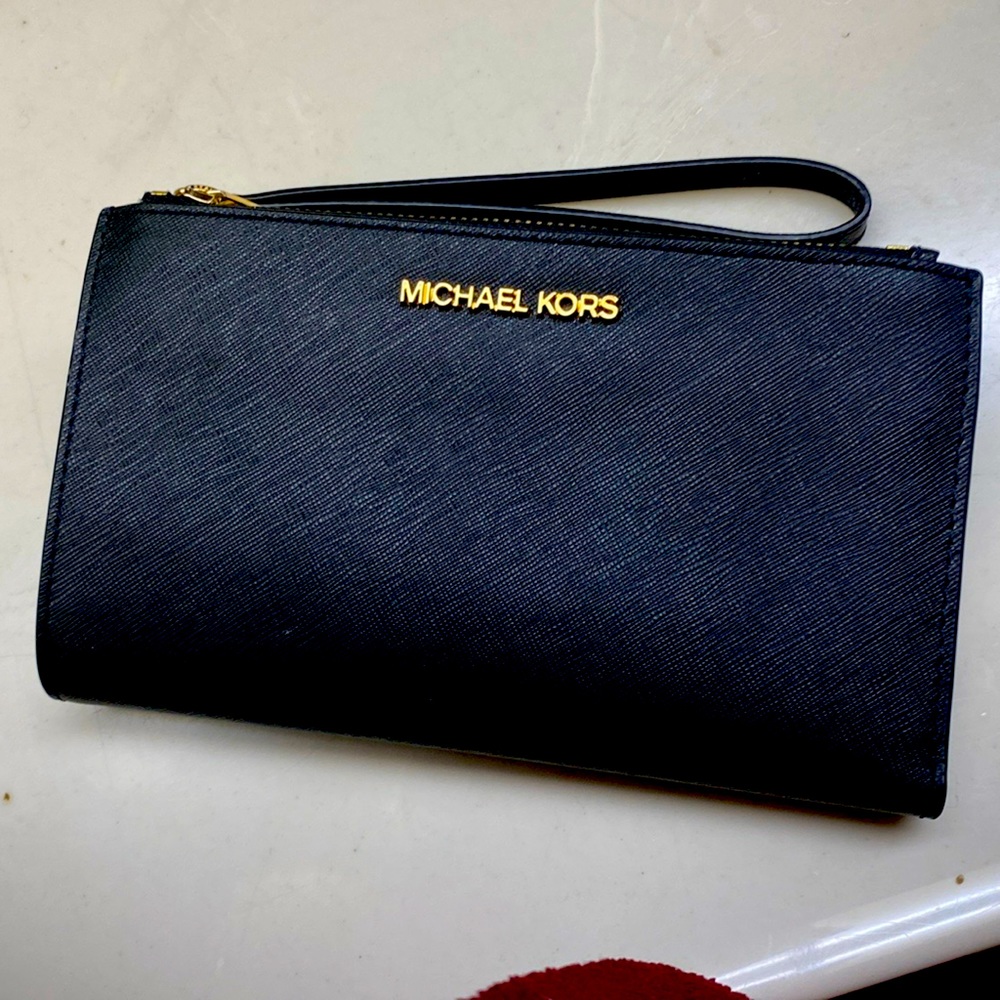 Beautiful Michael Kors Wallet double zip with separate compartments